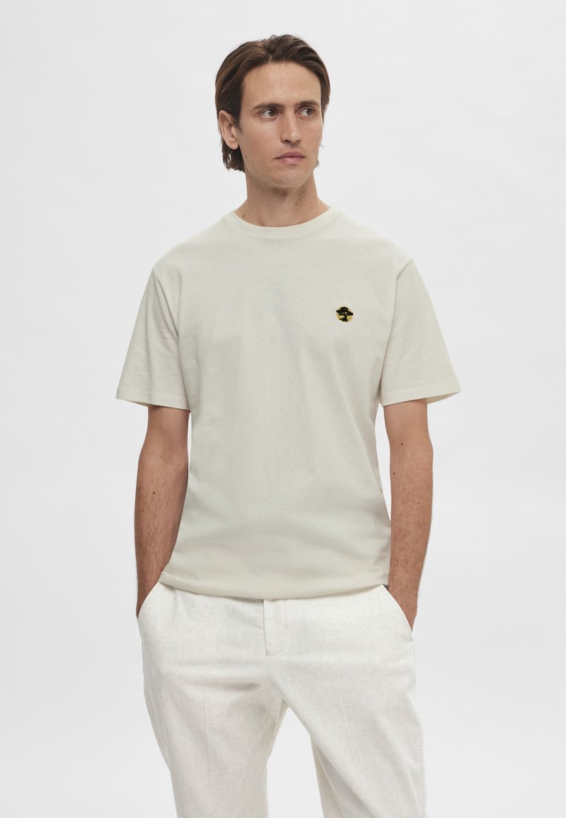 Selected Homme - SLHREG-RIPLEY EMB TEE  - Print T-shirt - white alyssum, Enlarge