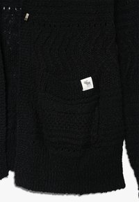 Czarny sweter kardigan dzianinowy z teksturowanym wzorem, z przednią kieszenią i małą białą metką z logo łosia.