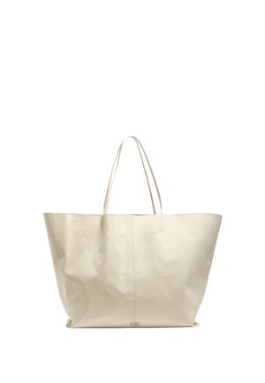 Bolso tote grande de color crema con asas dobles finas y una superficie ligeramente texturizada y suave.