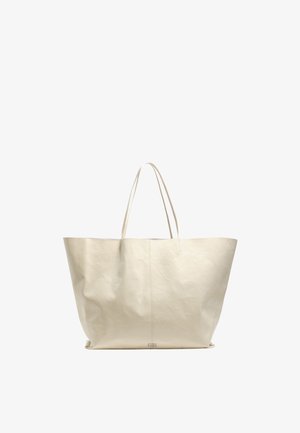 Duża kremowa torba na ramię z cienkimi podwójnymi uchwytami i lekko teksturowaną, miękką powierzchnią.