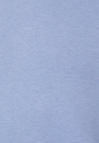 Tela de algodón texturizada en azul claro, con una superficie suave y un tejido uniforme, que presenta un color homogéneo sin patrones o adornos notables.