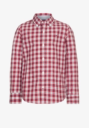 Camicia a maniche lunghe con bottoni, plaid rosso e bianco, con collo e orlo arrotondato, mostrata su sfondo bianco.