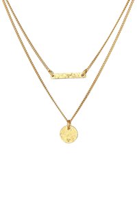 Goldene doppellagige Halskette mit einer strukturierten flachen Platte und einem runden Anhänger, beide mit gestempelten Details. Die Ketten sind filigran und zart.