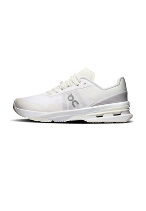 Baskets de sport blanches avec tige en mesh, semelle matelassée et logo gris sur le côté, présentées sur un fond blanc uni.