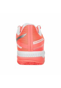 Scarpa da tennis corallo brillante vista da dietro con suola bianca, accento grigio e testo "Wave Exceed Court" sul lato.