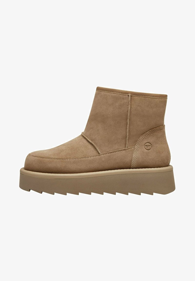 Botas de tornozelo em camurça de cor castanha clara com uma sola de plataforma espessa e texturada em creme, apresentando um bico arredondado e um detalhe de costura mínimo.