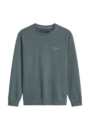 Zielona bluza crewneck z długimi rękawami, ściągaczami na mankietach i u dołu, z małym napisem "Marc O’Polo" na lewej piersi.