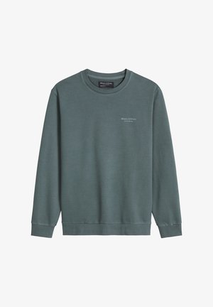 Zielona bluza crewneck z długimi rękawami, ściągaczami na mankietach i u dołu, z małym napisem "Marc O’Polo" na lewej piersi.