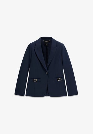 Blazer bleu marine ajusté avec revers crantés, fermeture à bouton unique et deux poches à rabat avant ornées d'accents ovale dorés.