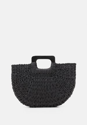 Czarna, półokrągła torebka z krótkim, prostokątnym uchwytem i fakturowanym plecionym wzorem.