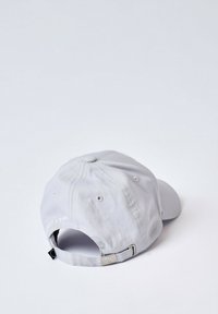 Gorra de béisbol gris claro de algodón, con visera curvada, correa ajustable en la parte trasera y un detalle de logo minimalista.