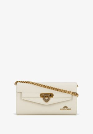Pochette en cuir blanc avec une texture matelassée, une bandoulière en chaîne dorée et une fermeture à rabat avec un accent décoratif en métal et un logo.