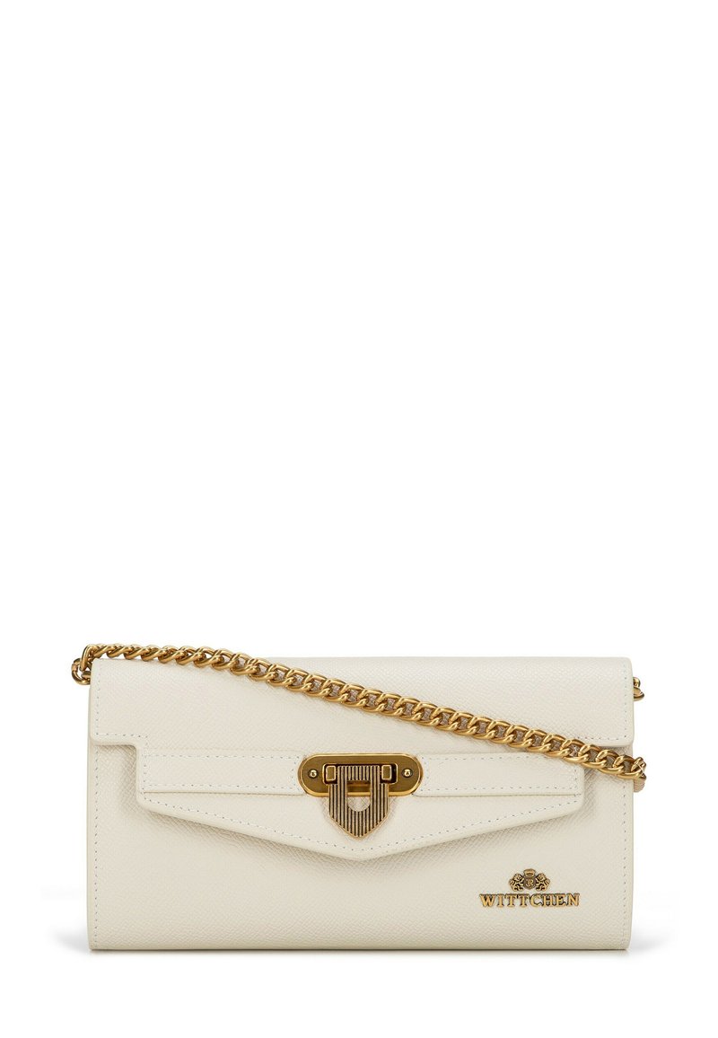 Bílá kožená kabelka na ruku s prošívanou texturou, zlatým řetízkovým popruhem a klopou se dekorativním kovovým detailem a logem.