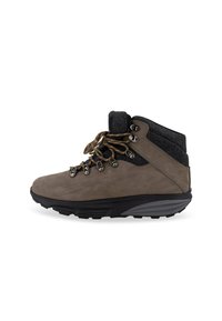 Braune Lederwanderstiefel mit grauen Textilelementen, Metallhaken und braunen Schnürsenkeln. Verfügt über eine gewölbte schwarze Gummisohle für besseren Halt.