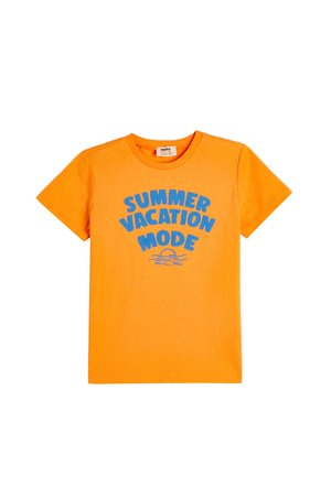 Camiseta de algodón naranja con mangas cortas que presenta texto azul que dice "MODO VACACIONES DE VERANO" y un gráfico de olas.
