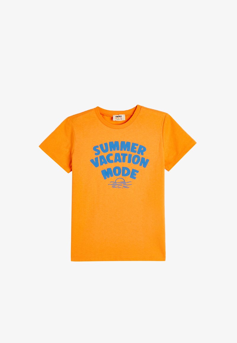 Orange bomulds t-shirt med korte ærmer, der har blå tekst, der siger "SOMMERVACATION MODE" og et grafisk design af bølger.