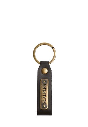 Llavero de cuero con una correa negra y una placa rectangular con acabado en bronce grabada con "SCALPERS", unida a un anillo metálico.