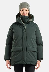 Veste isolée vert foncé avec capuche, fermeture éclair et boutons-pression, deux poches avant et poignets élastiques. Bonnet gris en maille.