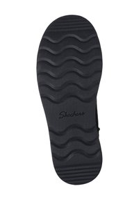 Sort gummisål med bølgemønster. "Skechers"-mærket trykt nær hælen. Tekstureret greb for trækkraft og stabilitet.