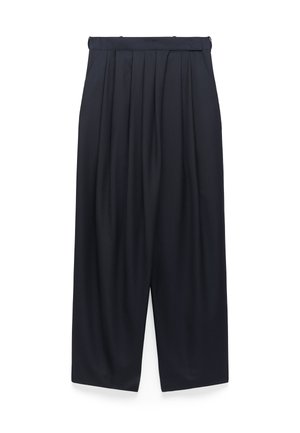 Zwarte plooibroek met wijde benen, hoge taille en riemlussen, plat op een witte achtergrond weergegeven.
