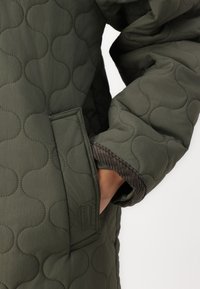 Hunter ORIGINAL FIONN - Ziemas mētelis - dark olive