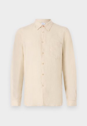Camisa bege de mangas longas feita de tecido leve, com frontão abotoado, colarinho e um único bolso no peito. Textura suave.