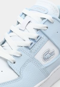 Baskets bleu clair avec des lacets blancs. Caractéristiques : dessus texturé, semelle en caoutchouc et logo embossé. La conception est accentuée par des coutures renforcées.