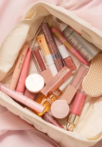 The Flat Lay Co. MARSHMALLOW FLAT LAY MAKEUP BOX BAG - Trousse - vanilla