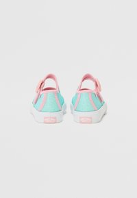Sapatilhas brilhantes em cor aquamarine com pormenores em rosa, apresentando uma correia traseira e sola branca. Material suave, formato redondo e design leve.