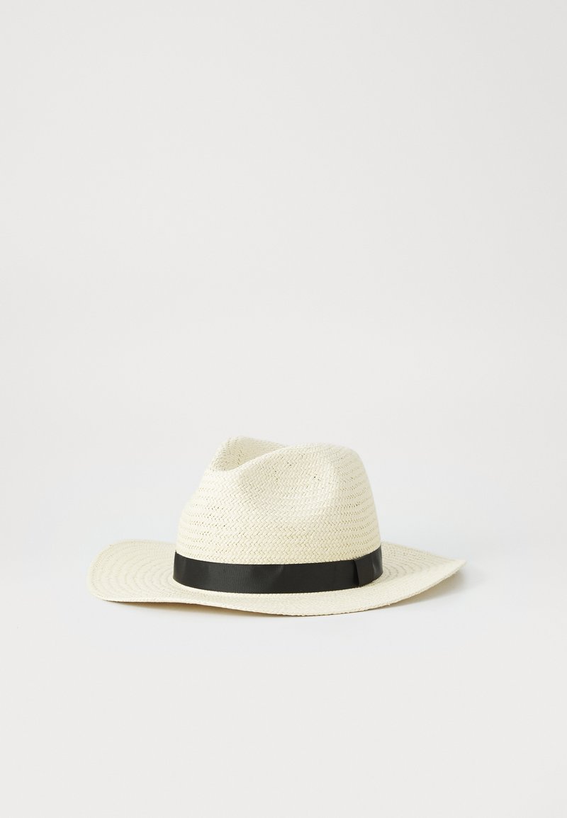 Sombrero de paja en color blanco roto con una banda de cintas negras. Presenta un ala ancha y un patrón de tejido texturizado para la transpirabilidad.