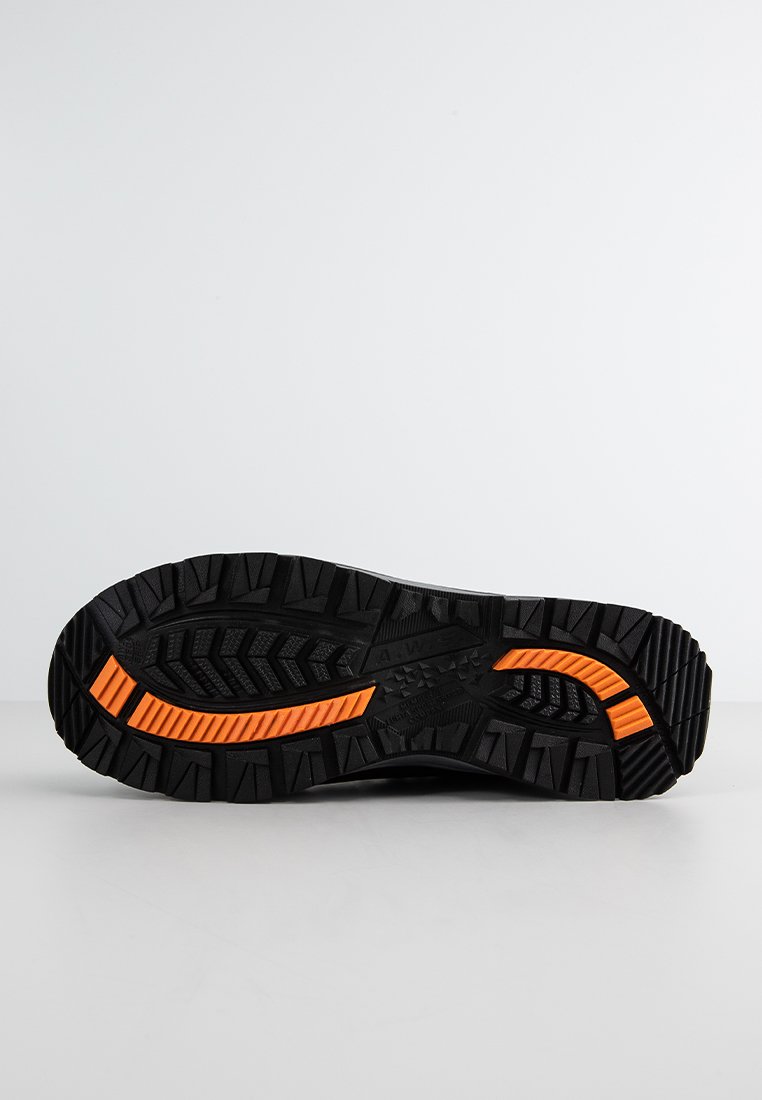Czarna podeszwa buta z teksturowanymi wzorami antypoślizgowymi; posiada pomarańczowe akcenty i zakrzywiony kształt dla zwiększonej przyczepności na różnych powierzchniach.