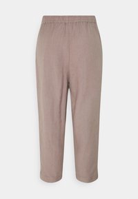 Světle hnědé, zkrácené lněné kalhoty s elastickým pasem. Mají hladký povrch a přímý střih nohavic, bez viditelných kapes.