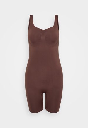 Body maro cu decolteu în formă de cerc, bretele late și un design ajustat. Fabricat dintr-un material neted și elastic, cu o parte inferioară de tip pantaloni şort.