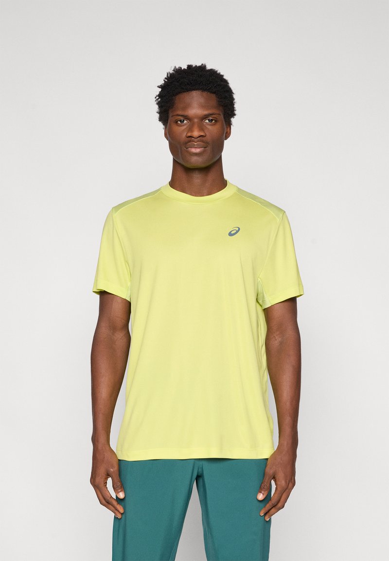 Αθλητική κοντομάνικη μπλούζα σε lime πράσινο, κατασκευασμένη από ελαφρύ ύφασμα. Διαθέτει στρογγυλή λαιμόκοψη και μικρό λογότυπο στο στήθος.