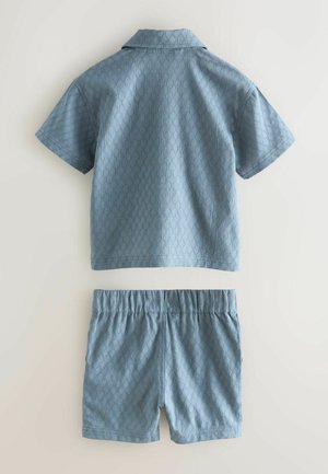 Cămașă bleu cu mâneci scurte și guler, împreună cu pantaloni scurți asortați, având un model texturat în formă de diamant și talie elastică.