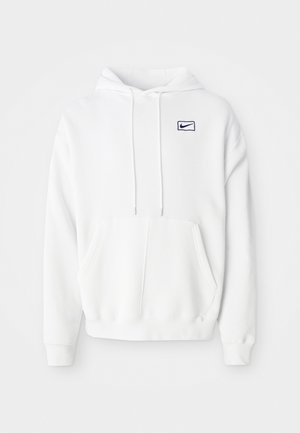 Hvid hættetrøje lavet af stof med en blød tekstur. Har en frontlomme, snore og et lille blåt Nike-logo på brystet.