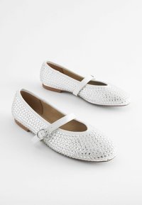 Next FOREVER COMFORT  MARY JANE REGULAR FIT - Balerínky s remienkom okolo členku - white