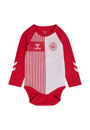 Czerwono-białe body niemowlęce z długim rękawem, z paskowanymi i gładkimi panelami, logo Hummel oraz emblematem Duńskiej Federacji Piłkarskiej na piersi.