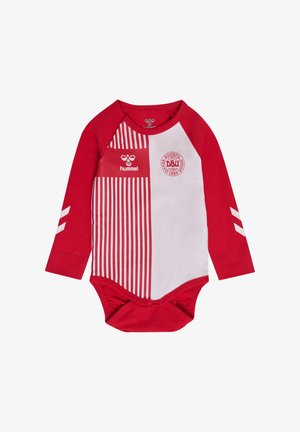 Czerwono-białe body niemowlęce z długim rękawem, z paskowanymi i gładkimi panelami, logo Hummel oraz emblematem Duńskiej Federacji Piłkarskiej na piersi.