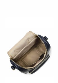 Borsa a tracolla in pelle blu navy con zip dorata e fodera interna color beige. Presenta una sezione superiore rimovibile, che mette in mostra un ampio scomparto principale.