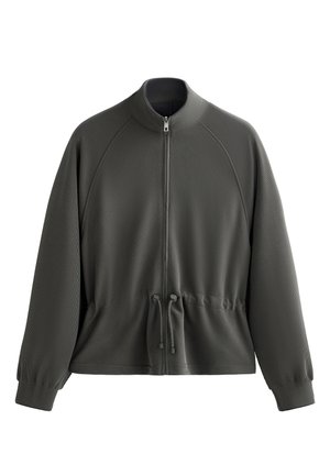 Siva zip-up jakna z visokim ovratnikom, raglan rokavi, teksturirana tkanina, nastavljiva vrvica na pasu in rebrasti manšeti.