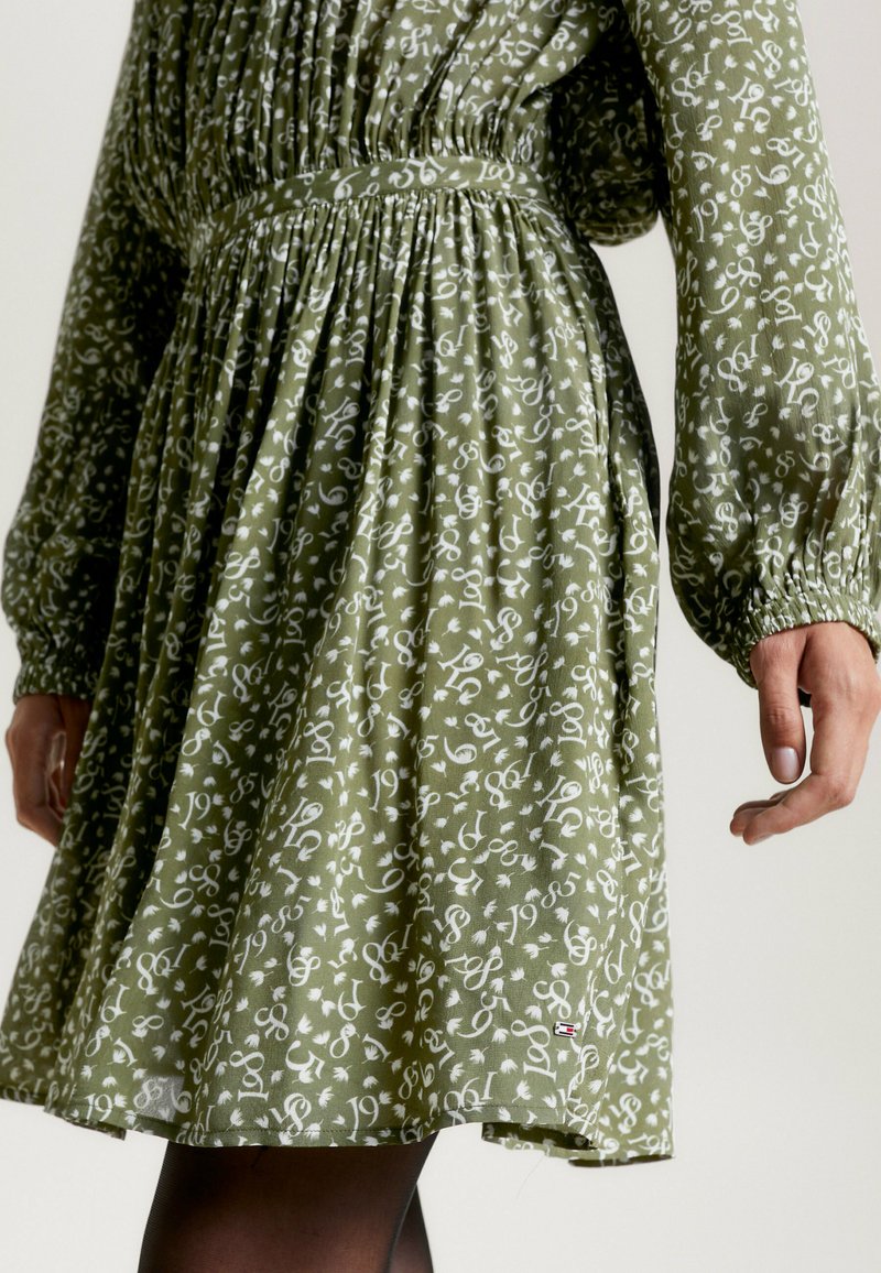 Tommy Hilfiger FEATHER PRINT FIT AND - Day dress - feather print putting green/green - Zalando Tommy Hilfiger FEATHER PRINT FIT AND - Day dress - feather print putting green/green - Zalando