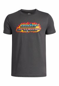 Grijze katoenen t-shirt met korte mouwen, met een kleurrijk vlamontwerp en het gestileerde "Under Armour" logo op de voorkant gedrukt.