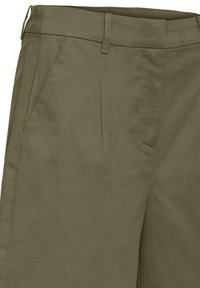 Pantalon habillé vert olive avec passants pour ceinture, poches latérales, plis avant et braguette zippée cachée sur fond blanc.