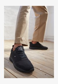 Tommy Hilfiger CORPORATE RUNNER - Matalavartiset tennarit - black