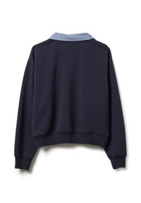 Sudadera de manga larga azul marino con puños y dobladillo acanalados, con un cuello a cuadros en azul y blanco, vista desde atrás.
