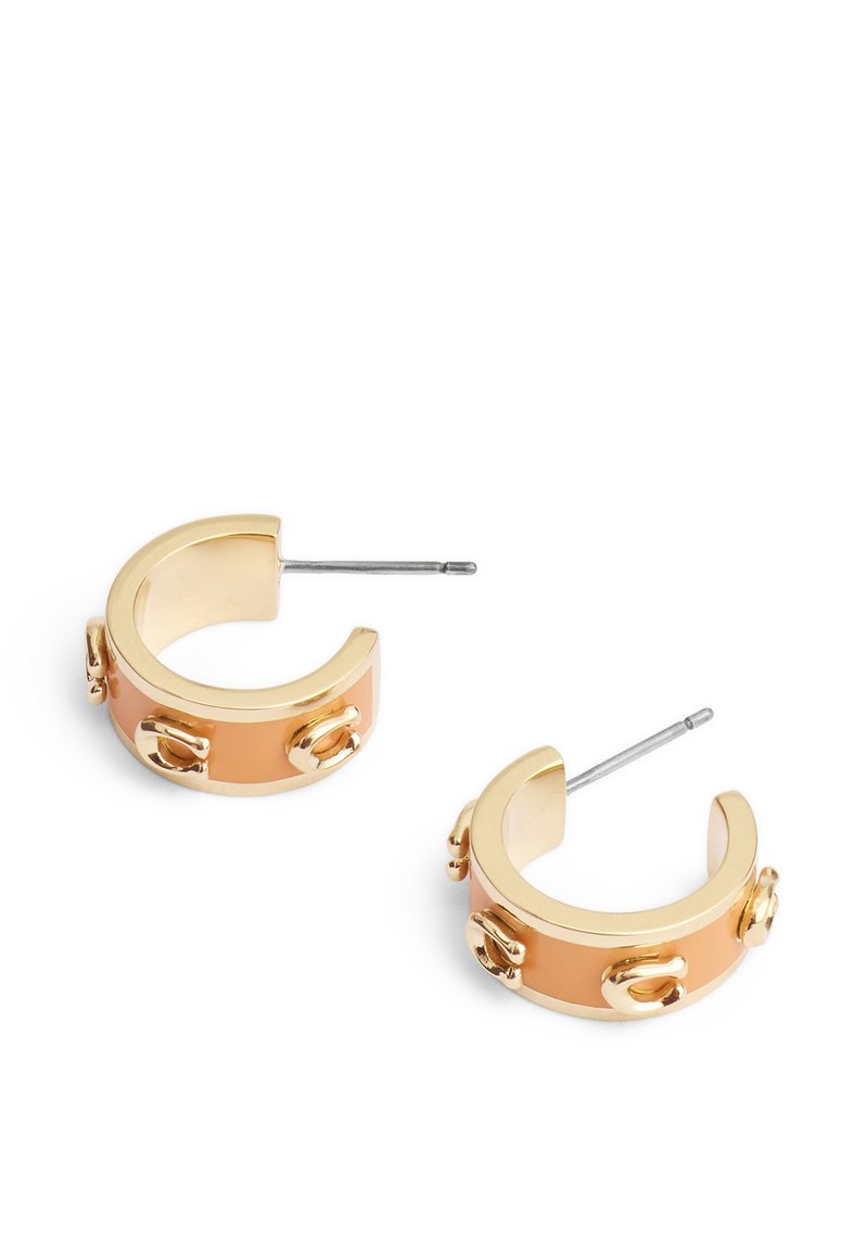 Goldfarbene Creolen mit einem roségoldenen Band und drei dekorativen Akzenten. Das Design ist kreisförmig mit einer glatten Oberfläche und einem Metallstecker.