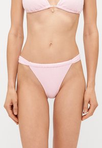 Svijetloružičasti bikini donji dio s teksturiranim paisley uzorkom, koji ima naboranu struk i tanke bočne trakice.