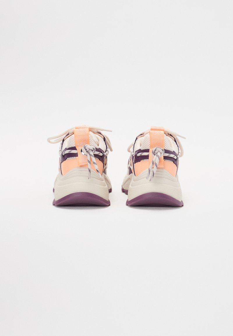 Calzature con un design beige chiaro e pesca, tessuto a rete, accenti viola e un sistema di lacci sicuro con una linguetta sul tallone.