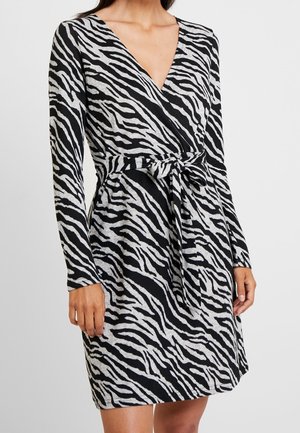 Robe portefeuille à imprimé zèbre noir et gris avec un décolleté en V, des manches longues et une ceinture en tissu à la taille. Texture douce avec une silhouette ajustée.